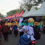 Pasar rakyat di Alun-Alun Trenggalek. Foto: HERMAN SUBAGYO/BANGSAONLINE