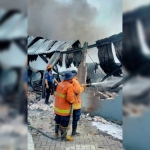 Petugas Damkar Pemkab Gresik melakukan pemadaman gudang milik PT Gunung Agung Sentosa yang terbakar.