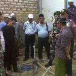 Jajaran Forpimka Pragaan dan Kantor ESDM Sumenep saat meninjau sumur bor yang mengandung gas. foto: rahmatullah/ BANGSAONLINE