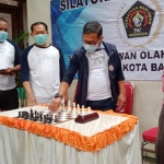 Ketua KONI Kota Batu, Drs. Mahfud, saat membuka acara turnamen dengan melakukan langkah pertama bidak catur.