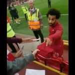 Mo Salah saat memberikan kaosnya.