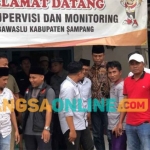 Sejumlah KPPS yang dinyatakan tidak lulus ketika mendatangi Sekretariat Panwascam Kedungdung. Foto: MUTAMMIM/ BANGSAONLINE.com