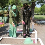 Dandim 0805/Ngawi, Letkol Inf Totok Prio Kismanto, didampingi oleh Ketua Persit Kartika Chandra Kirana Cabang XIX Kodim/0805 Ngawi, Nurul Totok Prio Kismanto saat berziarah ke TMP Dr Radjiman Wedyadiningrat.