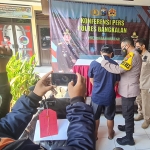 AKBP Alith Alarino didampingi AKP Sigit Nursiyo Dwiyugo saat menginterogasi SWH di Mapolres Bangkalan, Selasa (27/7/2021).