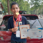 Davi Edra Wahyu Alfian menunjukkan medali yang diperolehnya