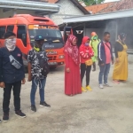 Tim FRPB TIC sedang melakukan penyemprotan disinfektan ke para perantau yang baru datang dari Jakarta.
