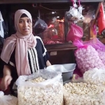 Salah satu pedagang di Surabaya yang menjual bawang putih.