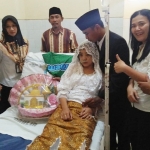 MENGHARUKAN. Yudi saat foto bersama istri dan kerabatnya usai melakukan ijab kabul. 