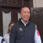 Mantan Presiden Jokowi pakai jaket berlgogo gajah, yakni logo parpol yang dipimpin putra ragilnya, Kaesang Pangarep. Foto: Kompas