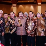 Gubernur Jatim Soekarwo saat foto bersama Direktur Utama Bank Jatim, R. Soeroso dan Plt. Direktur Utama PT. SIER, Fattah Hidayat juga menerima penghargaan sebagai TOP CEO BUMD 2018