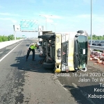 Muatan saus dan kecap yang berhamburan penuhi ruas jalan.