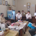 Aktivis LSM GMBI dan Anggota Komisi I DPRD saat mendatangi Polres Pasuruan meminta kejelasan penanganan kasus PADes Pandean yang nol rupiah.