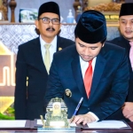 Plt Gubernur Jatim saat menandatangani Raperda Pertanggungjawaban APBD 2024.