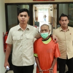 Terduga pelaku saat diamankan di Mapolres Gresik. Foto: Ist.