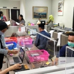 Petugas Dinsos dan Bank Jatim Kediri saat lembur untuk mencetak Kartu Sahabat. foto: Bagian Protokol & Komunikasi