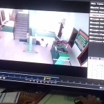 Aksi pencurian di Masjid Jami Kota Probolinggo yang terekam kamera CCTV. (foto: ist)