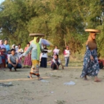 Ibu-ibu peserta lomba saat beradu cepat menyunggi tampah.