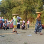 Ibu-ibu peserta lomba saat beradu cepat menyunggi tampah.