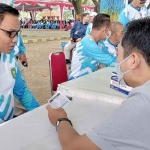  Kapolres Madiun Kota, AKBP Suryono saat konsultasi terkait hasil test yang dilakukannya. Foto : Hendro Suhartono/BANGSAONLINE.com