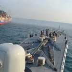 KRI Ahmad Yani-351 mendekat ke bangkai KM. Santika Nusantara.