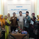 Wamen Komdigi Nezar Patria didampingi Plt Bupati Sidoarjo Subandi saat mengunjungi Desa Tambak Kalisogo Jabon, Jumat (3/1/2025). foto ist
