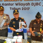 Agus Hermawan, Kepala Kanwil II DJBC Jawa Timur, bersama jajaran Forkopimda serta tamu undangan lainnya, ketika memusnahkan barang sitaan, Selasa (19/12). Foto: IST