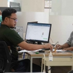 Pemohon paspor saat dilayani petugas dari Imigrasi Kediri. Foto: Ist