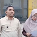 Setiya Cahyaningrum bersama suaminya saat melapor ke Polres Pamekasan.