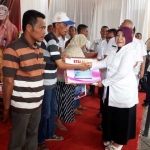 Wali Kota Rukmini menyerahkan bantuan peralatan usaha kepada perwakilan UMKM.