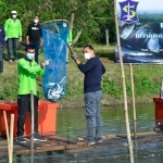 Wali Kota Surabaya Eri Cahyadi saat panen bandeng di Mangrove Wonorejo Surabaya, Jum