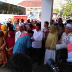 Bupati Pacitan H Indartato menyambut kedatangan jemaah haji asal Pacitan, di Aula Pendopo.
