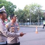 Kapolres Ngawi, AKBP Dwiasi Wiyatputera bersama Kasatlantas Polres Ngawi saat melakukan pemantauan jalanan di Ngawi.