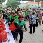 Driver ojol saat mengantre pembagian paket sembako