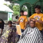 Tradisi potong rambut massal menyambut bulan Ramadhan di Desa Tempuran, Ngawi.