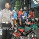 RAZIA: Kanit Laka Lantas Polres Sidoarjo, Ipda M Fahmi saat memimpin razia pengendara motor protolan dan knalpot brong, kemarin. foto: catur andy erlambang/ BANGSAONLINE