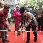 Pj Bupati Nganjuk, Sri Handoko Taruna, saat membuka Pameran Kontemporer.
