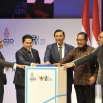 Menteri BUMN, Erick Thohir (kedua kiri), Wakil Menteri BUMN I, Pahala Nugraha Mansury (kiri), pada acara SOE International Conference di Bali. Foto: Ist