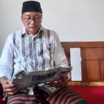 KH. Abdullah Zabut, Pengasuh Ponpes Roudlatut Tholibin saat membaca koran HARIAN BANGSA.