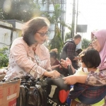 Pj Wali Kota Kediri Zanariah, saat ikut melayani pembeli dalam operasi pangan murah, Jumat (31/05/2024). (Ist) 