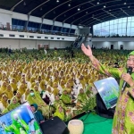 Gubernur Jawa Timur Khofifah Indar Parawansa dalam acara Maulidur Rasul Muslimat NU Jawa Timur dan Pelantikan PC Muslimat NU Surabaya di Jatim Expo International Convention Center, Jalan A. Yani Surabaya, Ahad (23/10/2022). Foto: Humas Pemprov Jatim