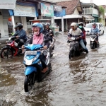 Sejumlah ruas jalan sudah bisa dilewati kendaraan meski masih ada genangan.