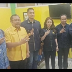 Sekretaris DPD Partai Golkar Jatim, Sahat Tua Simanjuntak (dua dari kiri), Ketua Umum AMPI, Dito Ariotedjo (tiga dari kiri), dan Rucita Permatasari (empat dari kiri). foto: DIDI ROSADI/ BANGSAONLINE