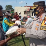 Pemberian bantuan sembako oleh Kapolres Mojokerto Kota kepada warga.