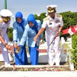 Pangkoarmada II Laksda TNI Heru Kusmanto menaburkan bunga ke esalah satu makam pahlawan.