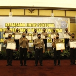 Direktorat Lalu Lintas Polda Jatim memberikan penghargaan kepada Satlantas Polresta Sidoarjo dalam hal Pos Penyekatan Mudik Lebaran 2021. (foto: ist)