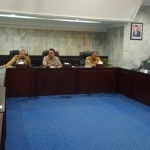 Plt. Bupati Pungkasiadi (tengah), Sekdakab Herry Suwito (kiri), dan Kepala DLH Didiek Chusnul Yaqin (kanan) saat memberikan keterangan pers soal progress pembangunan 2019. foto: YUDI EP/ BANGSAONLINE 