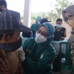 Bupati Blitar Rini Syarifah (kanan) saat meninjau vaksinasi massal.