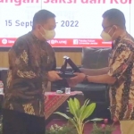 Sekjen LPSK Noor Sidharta (kiri) menerima cenderamata dari Unej yang diberikan oleh Wakil Rektor III.