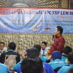 Divisi SDM dan Parmas KPU Gresik, Makmun, M.Ag saat paparkan Pemilu 2019 kepada pada serikat pekerja. Foto: SYUHUD A/BANGSAONLINE