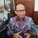 Kepala BPKAD Jatim, Sigit Panoentoen, saat memberi keterangan ke awak media.